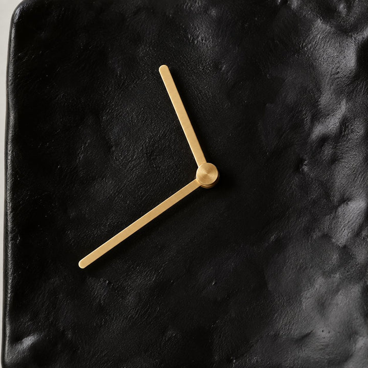 Modern Wall Clock Resin Minimalist Design Battery Powered Quiet Movement 26x27cm Wall Clock Decor