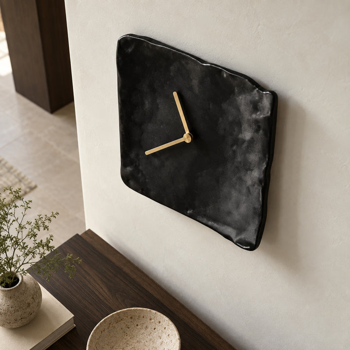 Modern Wall Clock Resin Minimalist Design Battery Powered Quiet Movement 26x27cm Wall Clock Decor