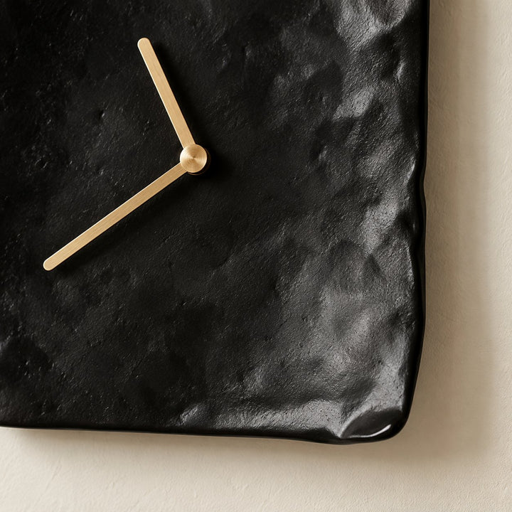 Modern Wall Clock Resin Minimalist Design Battery Powered Quiet Movement 26x27cm Wall Clock Decor